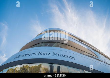 Une photo en petit angle du musée Mercedes-Benz avec des nuages dans le ciel à Stuttgart, en Allemagne Banque D'Images