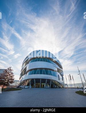 Un cliché vertical éloigné du musée Mercedes-Benz avec des nuages dans le ciel à Stuttgart, en Allemagne Banque D'Images