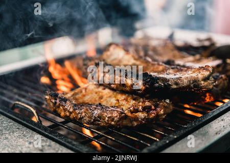 Un gros plan de délicieux steaks cuits sur le gril Banque D'Images