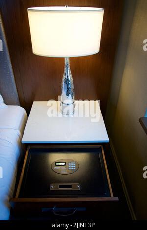CHICAGO, ILLINOIS, ÉTATS-UNIS - 12 mai 2018: Chambre d'hôtel de luxe avec coffre-fort dans le tiroir de la table de nuit Banque D'Images