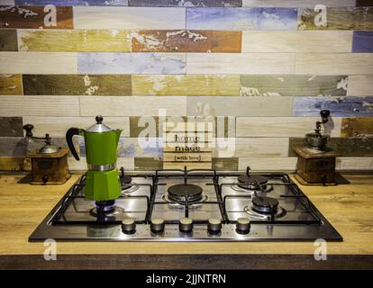 Cafetière italienne à moka reposant sur une cuisinière dans la cuisine de la maison Banque D'Images