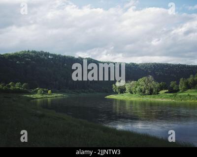 Die Elbe vor einem Berg in der saechsich-boehmischen Schweiz Banque D'Images