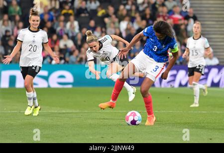 Milton Keynes, Royaume-Uni. 27th juillet 2022. Football, femmes, Championnat d'Europe, Allemagne - France, finale, Demi-finale, stade MK. Svenja Huth en Allemagne (2nd de gauche) et Wendie Renard en France se battent pour le ballon. Credit: Sebastian Gollnow/dpa/Alay Live News Banque D'Images