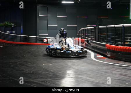 Une course de karting sur une piste à plusieurs niveaux Banque D'Images