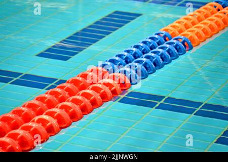 séparateur coloré de ligne de piscine sur l'eau, diversité sportive moderne Banque D'Images