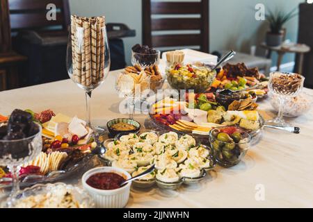 Une table blanche avec une belle série de charcuterie Banque D'Images