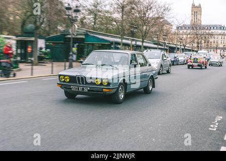 BMW série E28 520 5 classique dans les rues de la ville Banque D'Images