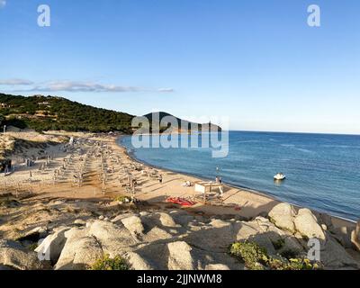 Photo aérienne d'un paysage marin entouré de collines verdoyantes à Chia Beach, Sardaigne Banque D'Images