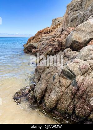 Un gros plan de la plage rocheuse avec de l'eau trouble dans le sud de la Sardaigne Banque D'Images