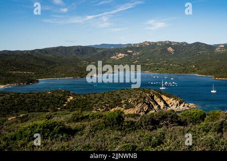 Une photo aérienne de la plage de Torre di Capo Malfatano entourée de collines verdoyantes Banque D'Images