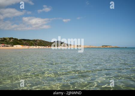 Vue sur un paysage marin entouré de collines verdoyantes de la plage de Chia, en Sardaigne Banque D'Images