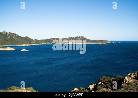 Une photo aérienne de paysage marin entouré de collines verdoyantes en Sardaigne Banque D'Images