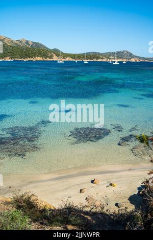 Une photo verticale de paysage marin magnifique entouré de collines verdoyantes dans le sud de la Sardaigne Banque D'Images