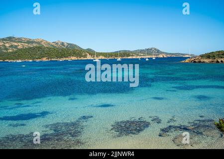 Un magnifique paysage marin entouré de collines verdoyantes dans le sud de la Sardaigne Banque D'Images