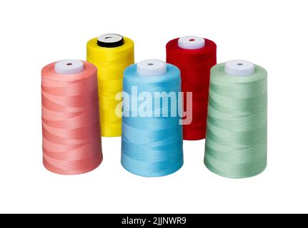 Bobine de fil à coudre de couleurs isolées sur blanc. Fils de bobines isolés sur fond blanc Banque D'Images