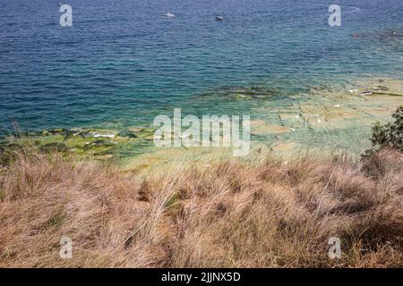 Vue sur la plage Jamaïque à Sirmione. Lac de Garde en Lombardie, province de Brescia. Banque D'Images