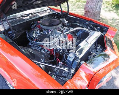 Le compartiment moteur d'une Camaro 1970 de General Motors, Chevrolet Z28 dans Hugger Orange, avec une conversion 7,4lt, 454cu V8. Banque D'Images