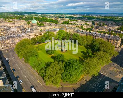 Vue aérienne de Charlotte Square avec statue de Prince Albert et West Register House à New Town à Édimbourg, Écosse, Royaume-Uni. New Town Edimbourg est un ONU Banque D'Images