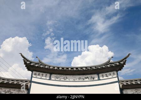 Un bâtiment traditionnel de la minorité Bai chinoise contre le ciel dans la ville de Dali, Yunnan, Chine Banque D'Images