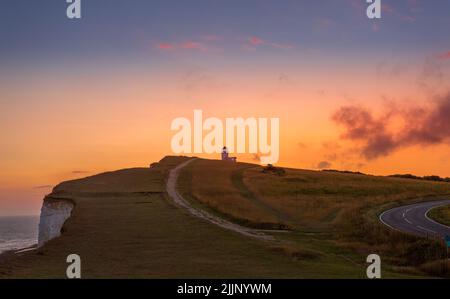 Coucher de soleil sur le phare Belle Tout à Beachy Head, East Sussex Banque D'Images