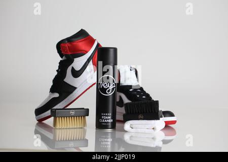 Gros plan montrant la mousse nettoyante et les articles Sneaker Banque D'Images