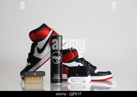 Gros plan montrant la mousse nettoyante et les articles Sneaker Banque D'Images