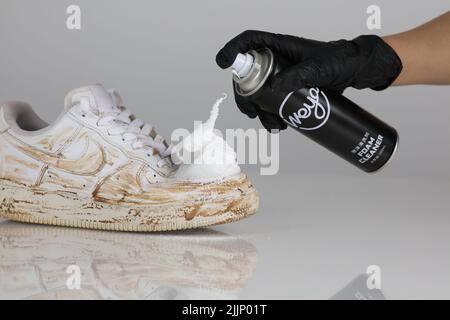 Gros plan montrant la mousse nettoyante Sneaker et son utilisation Banque D'Images