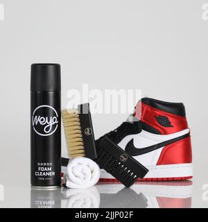 Gros plan montrant la mousse nettoyante et les articles Sneaker Banque D'Images