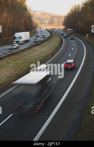 Une photo verticale en grand angle de voitures qui circulent sur une autoroute près de Giessen, Hessen, Allemagne Banque D'Images