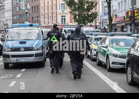 Cologne, Allemagne. 27th juillet 2022. Les forces de police lors d'un raid dans le district de Kalk. Au cours d'une perquisition de drogue dans le district de Kalk à Cologne, plusieurs propriétés ont été recherchées mercredi soir. En collaboration avec les douanes, le bureau de l'ordre public et le bureau d'immigration de la ville, des mandats de perquisition pour crimes contre la drogue ont été exécutés, a déclaré un porte-parole de la police tard dans la soirée. Credit: Vincent Kempf/dpa/Alay Live News Banque D'Images