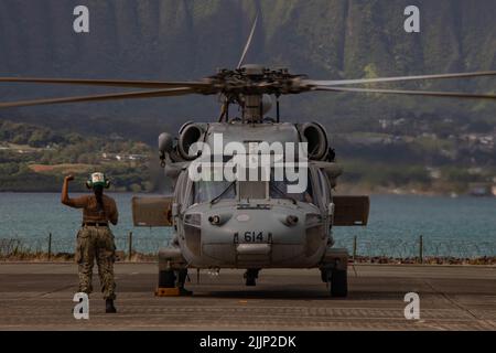 STATION AÉRIENNE DU CORPS MARITIME BAIE KANEOHE, Hawaï (22 juillet 2022) les marins de la marine américaine avec l'Escadron de combat en mer (HCS) 4, attaché à l'escadre aérienne Carrier (CVW) 2, participent à un exercice de naufrage (SINKEX) pendant la Rim of the Pacific (RIMPAC) 2022. Les forces militaires de RIMPAC ont tiré sur et coulé l'ex-USS Denver (LPD 9), 22 juillet, désaffecté, au cours d'un SIKEX pour acquérir la maîtrise des tactiques, le ciblage et le tir en direct contre une cible de surface en mer. Les récipients SINKEX sont soumis à un processus de nettoyage certifié, y compris l'élimination de tous les matériaux nocifs pour l'environnement, y compris les déchets et les matériaux flottants Banque D'Images