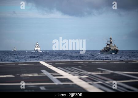 OCÉAN PACIFIQUE (22 juillet 2022) destroyer de missiles guidés de classe Zumwalt USS Michael Monsoor (DDG 1001), bras de frégate de la marine mexicaine Benito Juarez (F 101), frégate de la marine chilienne CNS Almirante Lynch (FF 07) et frégate de classe Shivalik de la marine indienne de type furtif multi-rôle INS Satpura (F 48) dans la formation de la voile du Pacifique (RIMPAC 2022), durant la voile de la voile de la voile de la Marine indienne (RIMPAC) 22 juillet. Vingt-six nations, 38 navires, trois sous-marins, plus de 170 avions et 25 000 membres du personnel participent au RIMPAC de 29 juin à août 4 dans et autour des îles hawaïennes et du sud de la Californie. Le plus grand exercice maritime international au monde, RIMPAC Banque D'Images