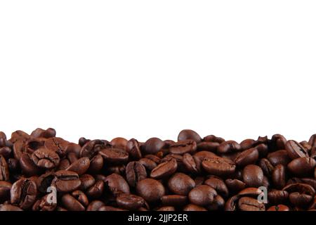 La bordure panoramique des grains de café est isolée sur un fond blanc avec un espace de copie Banque D'Images