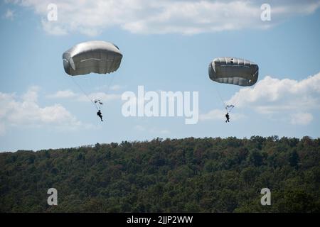 Des soldats du 2nd Bataillon, 134th Infantry Regiment, 45th Infantry Brigade combat Team, Nebraska Army National Guard descendent sous des canopies de parachutistes pendant l'entraînement des opérations aéroportées à partir d'un C-130 « Hercules » dans la zone de chute de Rattlesnake à fort Chaffee, Arkansas, 23 juillet 2022. Le bataillon 2nd est la plus récente unité à rejoindre l'IBCT 45th, apportant avec eux des capacités aéroportées que le 45th n'a pas eu depuis plus de 50 ans. (Photo de la Garde nationale de l'Oklahoma par le sergent d'état-major. John Stoner) Banque D'Images