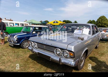 Un Ford Zodiac 1969 au salon automobile classique Appledore de Kent Banque D'Images