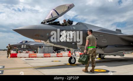 Un chef d'équipage de la Force aérienne des États-Unis affecté à l'escadron de chasseurs 495th, aide à préparer un pilote F-35A Lightning II pour le point Blank 22-3, à la Royal Air Force Lakenheath, en Angleterre, en 23 juin 2022. Point Blank est un exercice de formation commun récurrent conçu pour améliorer la compétence tactique et l'interopérabilité avec les alliés et partenaires de l'OTAN. (É.-U. Photo de la Force aérienne par Airman 1st classe Olivia Gibson) Banque D'Images