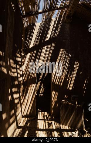 Une belle vue de l'intérieur d'une petite maison avec des ombres Banque D'Images