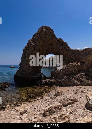 Intéressant trou de structure de pierre sur la plage de Stegna Banque D'Images