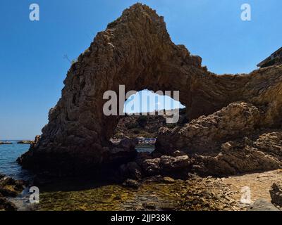 Intéressant trou de structure de pierre sur la plage de Stegna Banque D'Images