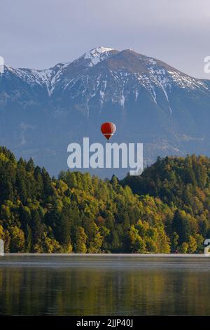 Ballon d'air chaud flottant sur le lac avec des montagnes sur l'arrière-plan. Lac Bled, Slovénie Banque D'Images