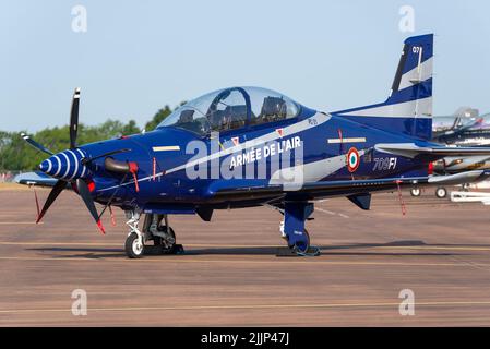 Avion d'entraînement PC-21 de la Force aérienne française Pilatus de l'équipe de démonstration de Mustang X-Ray au Royal International Air Tattoo, salon RIAT, RAF Fairford, Royaume-Uni Banque D'Images