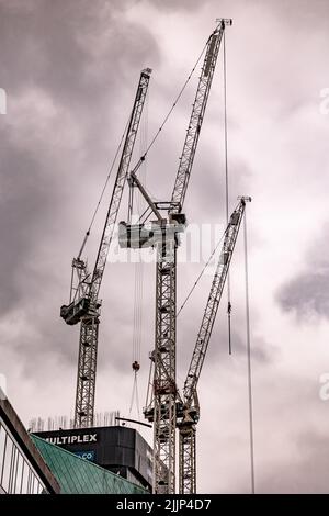 Vue de trois grues à Glasgow sur fond nuageux Banque D'Images