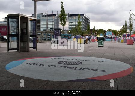 Sur le trottoir devant la gare sur le chemin de la zone de Fan pour l'UEFA Womens Euro 2022: 'Bienvenue à Milton Keynes'. Banque D'Images