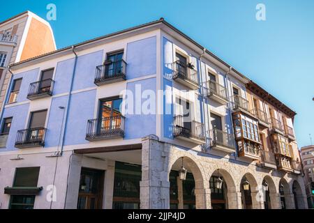 Les balcons et l'architecture ancienne avec arcades en pierre sur la Plaza de la Rinconada à Valladolid, Espagne Banque D'Images