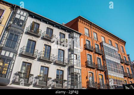 L'architecture des maisons résidentielles de la Plaza de la Rinconada à Valladolid, Espagne Banque D'Images