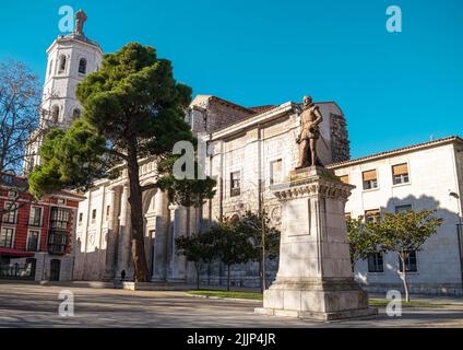 Place de l'université avec statue de Miguel de Cervantes et clocher de la cathédrale de Valladolid, Espagne Banque D'Images