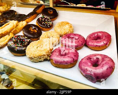 Assortiment de beignets dans une boulangerie Banque D'Images