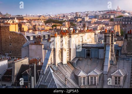 Toits parisiens de Montparnasse et Montmartre au lever du soleil Paris, France Banque D'Images