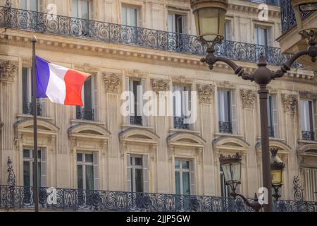 Drapeau français et architecture parisienne à Paris, France Banque D'Images