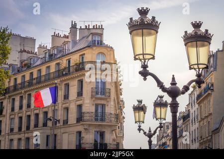 Drapeau français et architecture parisienne à Paris, France Banque D'Images
